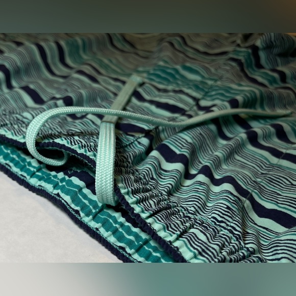 L.L.Bean Men’s Baggies Size Medium Light Green Sea Foam Ocean Wave Print - Picture 4 of 16